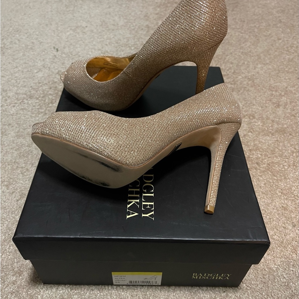 badgley mischka size 6.5 (Gold) Never worn, not in its original packaging. - Picture 4 of 4